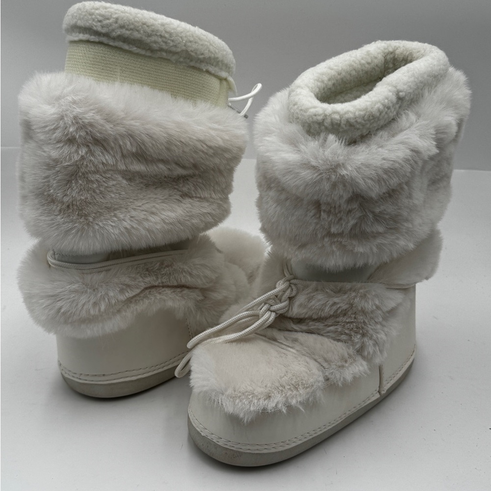 Forever21 Hello Kitty Boots Women's size 8 White Fur Sanrio Collab  Boots
